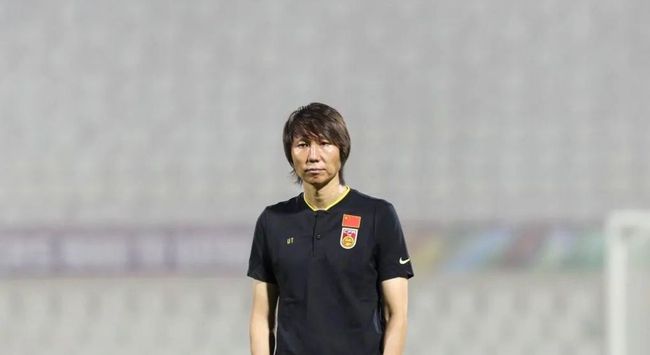 一女被三男c到高潮